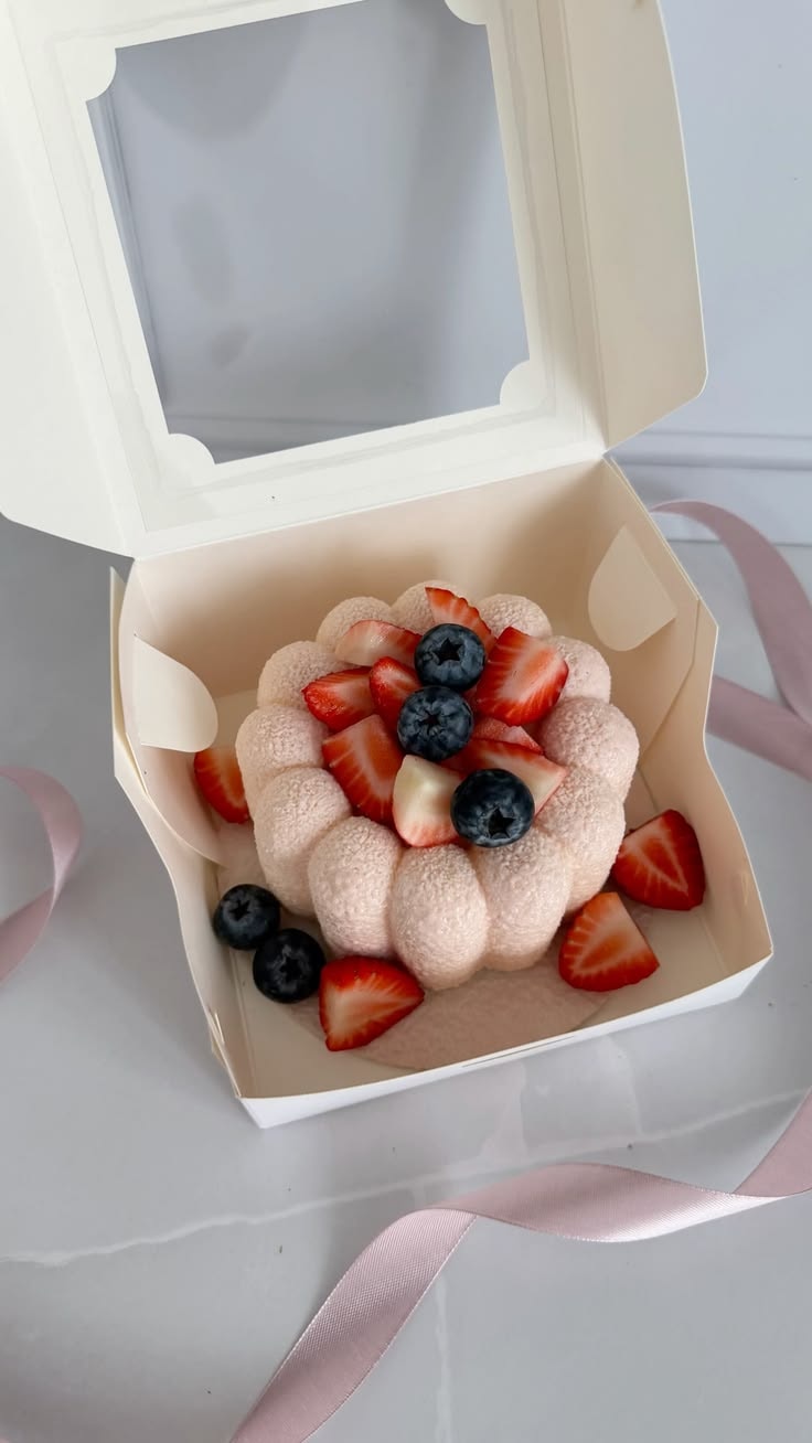 Mini cake Bloom decorado con frutas frescas