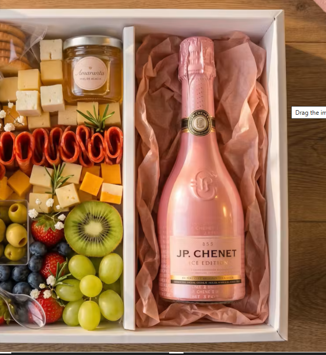 Tabla Rose de quesos, frutas y botella de vino