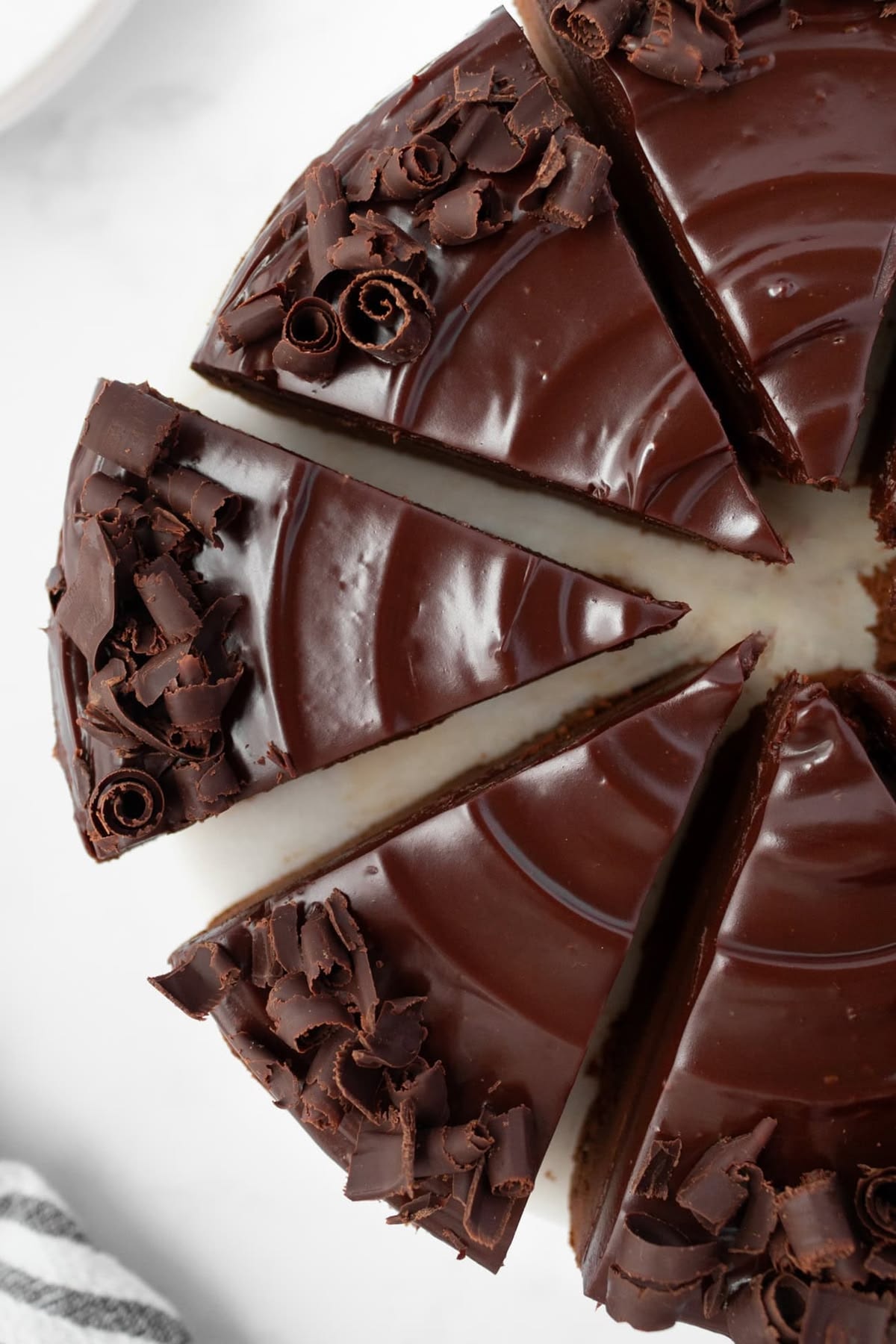 Tarta de chocolate cubierta con ganache y frutos rojos