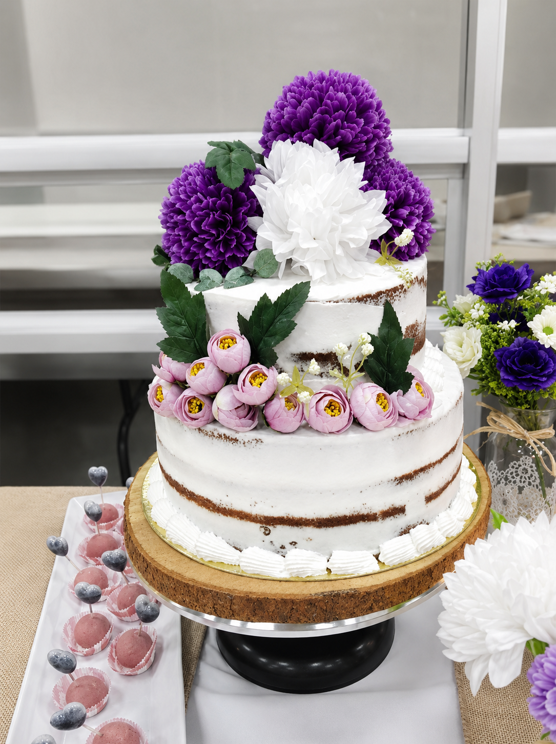 Torta personalizada decorada con flores y macarons